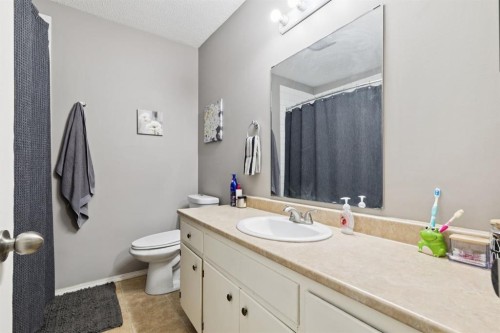 157 Penbrooke Close Se, Calgary, AB - Indoor Photo Showing Bathroom