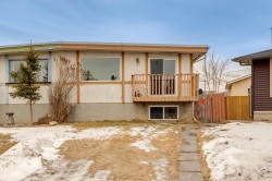 157 Penbrooke Close SE Calgary, AB T2A 3N9