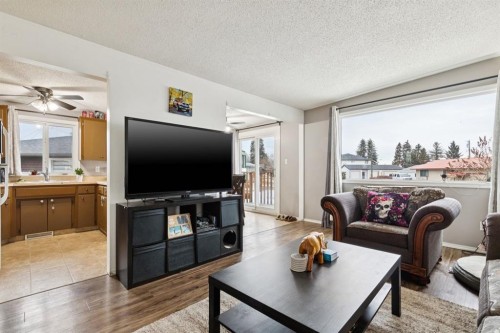 157 Penbrooke Close Se, Calgary, AB - Indoor Photo Showing Living Room