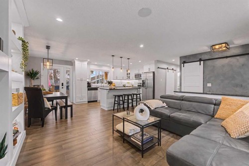 32 Sinclair Crescent Sw, Calgary, AB - Indoor Photo Showing Living Room
