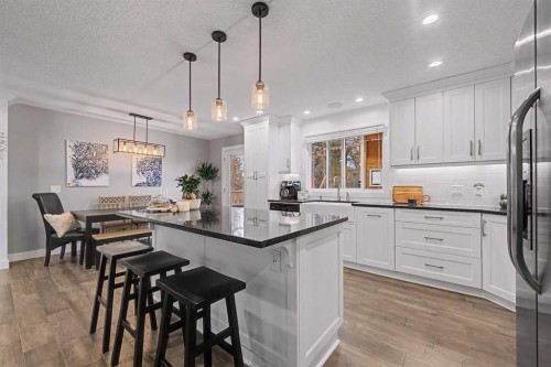 32 Sinclair Crescent Sw, Calgary, AB - Indoor Photo Showing Kitchen With Upgraded Kitchen