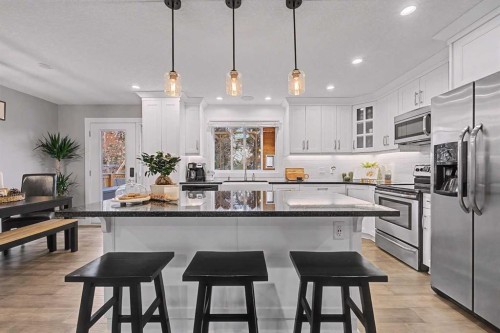 32 Sinclair Crescent Sw, Calgary, AB - Indoor Photo Showing Kitchen With Upgraded Kitchen