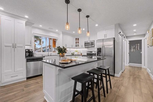 32 Sinclair Crescent Sw, Calgary, AB - Indoor Photo Showing Kitchen With Upgraded Kitchen