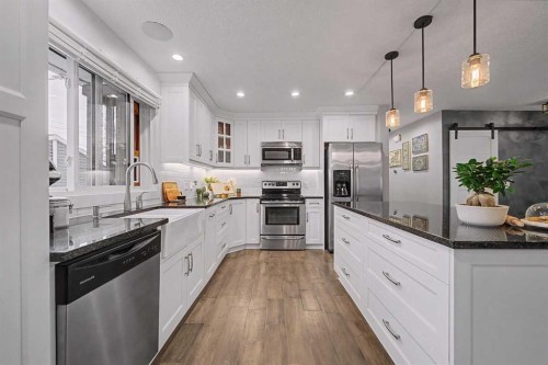 32 Sinclair Crescent Sw, Calgary, AB - Indoor Photo Showing Kitchen With Upgraded Kitchen