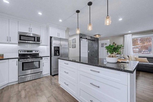 32 Sinclair Crescent Sw, Calgary, AB - Indoor Photo Showing Kitchen With Upgraded Kitchen