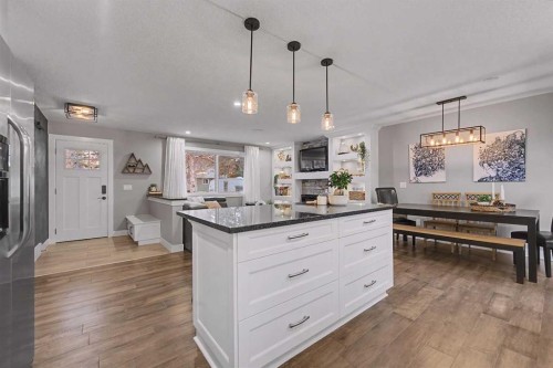 32 Sinclair Crescent Sw, Calgary, AB - Indoor Photo Showing Kitchen With Upgraded Kitchen