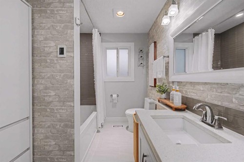 32 Sinclair Crescent Sw, Calgary, AB - Indoor Photo Showing Bathroom