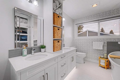 32 Sinclair Crescent Sw, Calgary, AB - Indoor Photo Showing Bathroom