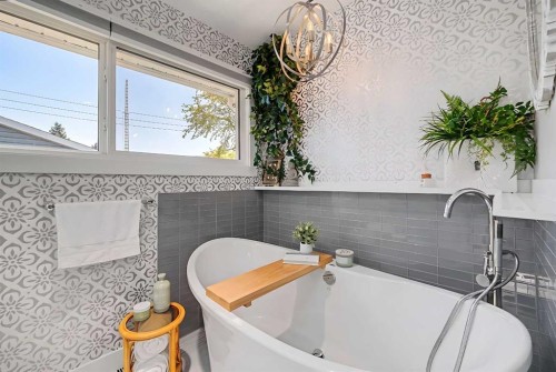 32 Sinclair Crescent Sw, Calgary, AB - Indoor Photo Showing Bathroom