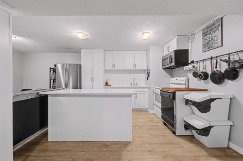 32 Sinclair Crescent Sw, Calgary, AB - Indoor Photo Showing Kitchen
