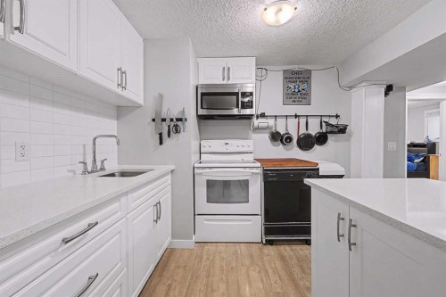 32 Sinclair Crescent Sw, Calgary, AB - Indoor Photo Showing Kitchen