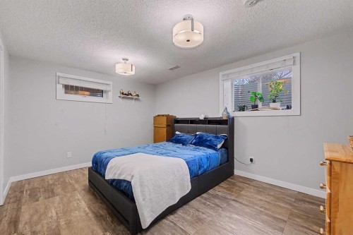 32 Sinclair Crescent Sw, Calgary, AB - Indoor Photo Showing Bedroom