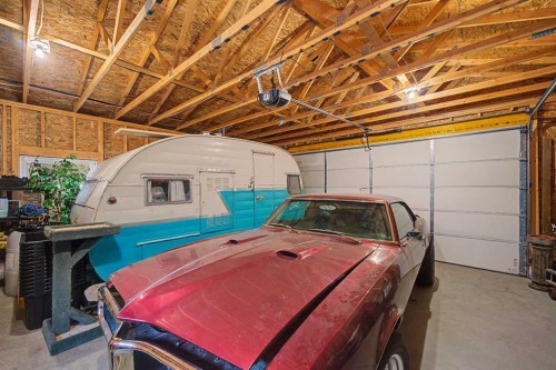 32 Sinclair Crescent Sw, Calgary, AB - Indoor Photo Showing Garage