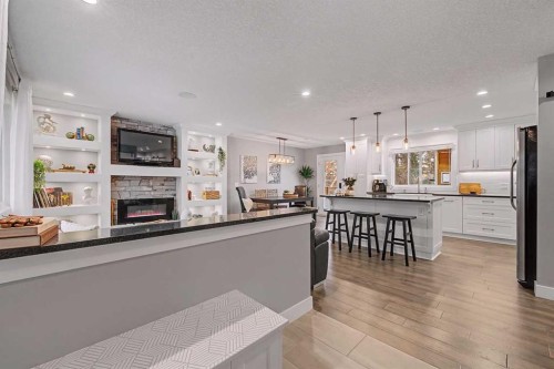 32 Sinclair Crescent Sw, Calgary, AB - Indoor Photo Showing Other Room