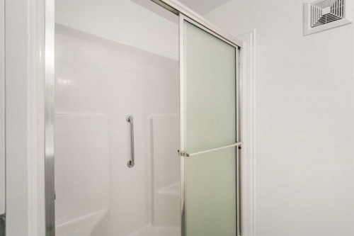 15 A Arlington Bay Se, Calgary, AB - Indoor Photo Showing Bathroom