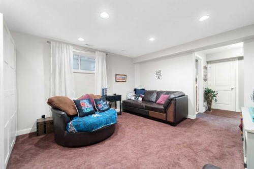 46 Autumn Circle Se, Calgary, AB - Indoor Photo Showing Living Room