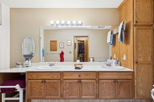 1025 Shawnee Road Sw, Calgary, AB - Indoor Photo Showing Bathroom