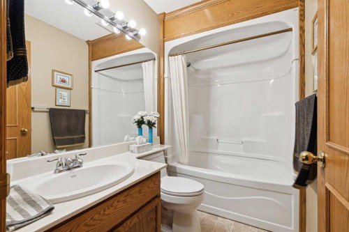 1025 Shawnee Road Sw, Calgary, AB - Indoor Photo Showing Bathroom