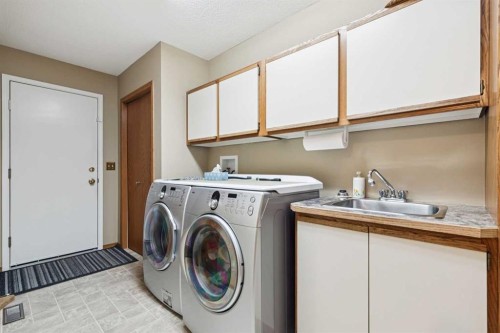 1025 Shawnee Road Sw, Calgary, AB - Indoor Photo Showing Laundry Room