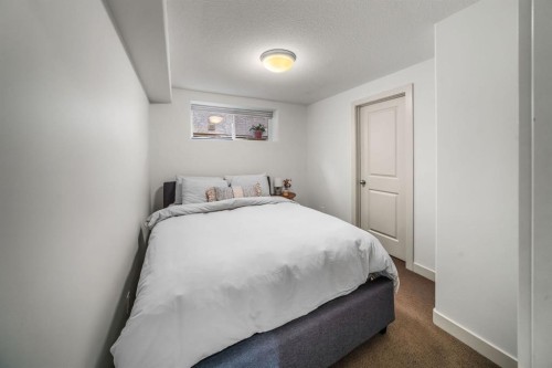 39 Wentworth Manor Sw, Calgary, AB - Indoor Photo Showing Bedroom