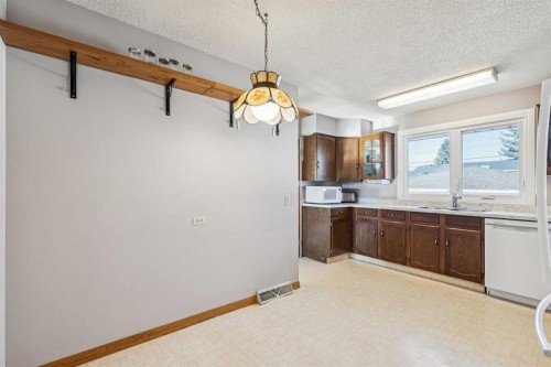 256 Huntridge Road Ne, Calgary, AB - Indoor Photo Showing Kitchen