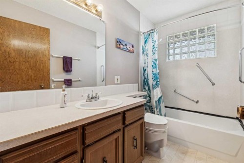 256 Huntridge Road Ne, Calgary, AB - Indoor Photo Showing Bathroom