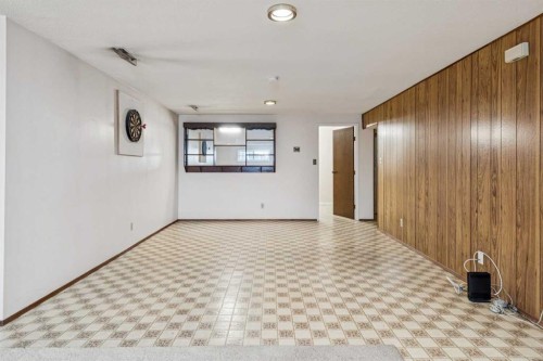 256 Huntridge Road Ne, Calgary, AB - Indoor Photo Showing Other Room