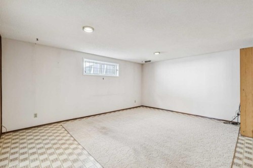 256 Huntridge Road Ne, Calgary, AB - Indoor Photo Showing Other Room