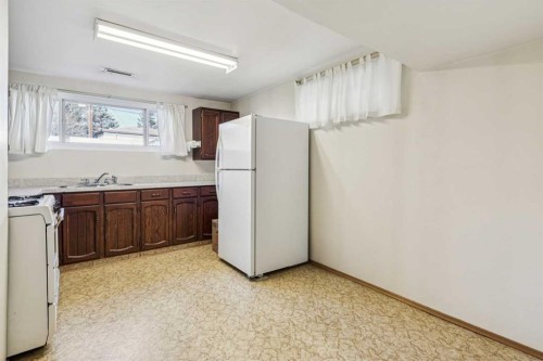 256 Huntridge Road Ne, Calgary, AB - Indoor Photo Showing Kitchen With Double Sink