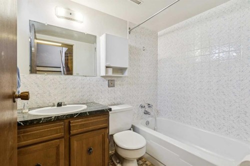 256 Huntridge Road Ne, Calgary, AB - Indoor Photo Showing Bathroom