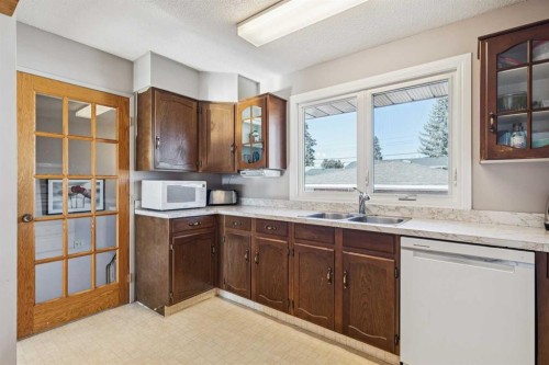 256 Huntridge Road Ne, Calgary, AB - Indoor Photo Showing Kitchen With Double Sink