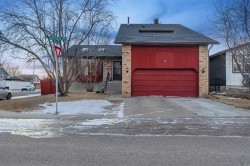 48 Castleglen Court NE Calgary, AB T3J 2B8