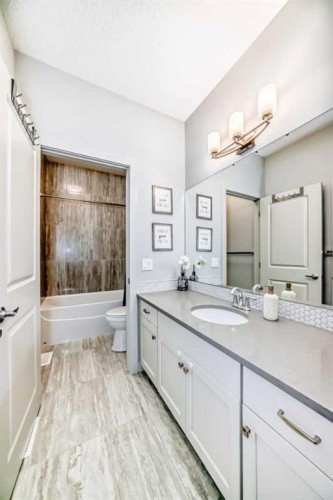 743 Shawnee Drive Sw, Calgary, AB - Indoor Photo Showing Bathroom