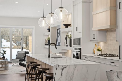 2528 7 Avenue Nw, Calgary, AB - Indoor Photo Showing Kitchen With Upgraded Kitchen