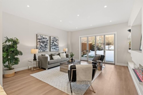 2528 7 Avenue Nw, Calgary, AB - Indoor Photo Showing Living Room
