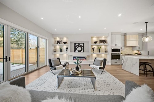 2528 7 Avenue Nw, Calgary, AB - Indoor Photo Showing Living Room