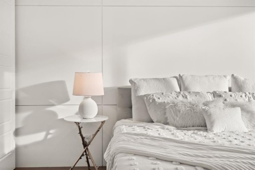 2528 7 Avenue Nw, Calgary, AB - Indoor Photo Showing Bedroom