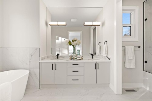 2528 7 Avenue Nw, Calgary, AB - Indoor Photo Showing Bathroom