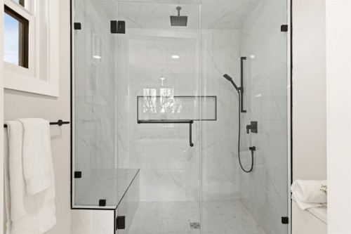 2528 7 Avenue Nw, Calgary, AB - Indoor Photo Showing Bathroom