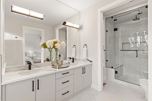 2528 7 Avenue Nw, Calgary, AB - Indoor Photo Showing Bathroom