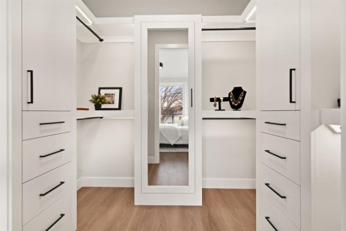 2528 7 Avenue Nw, Calgary, AB - Indoor With Storage