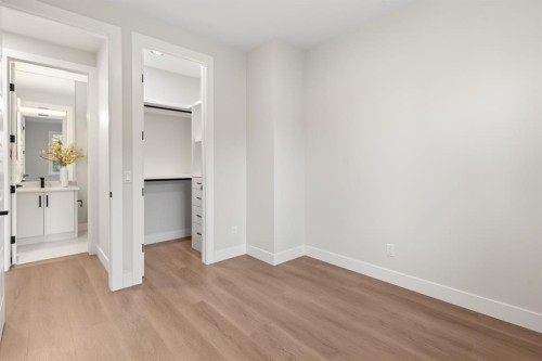 2528 7 Avenue Nw, Calgary, AB - Indoor Photo Showing Other Room