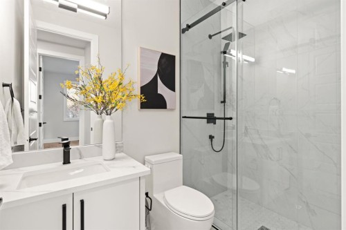 2528 7 Avenue Nw, Calgary, AB - Indoor Photo Showing Bathroom