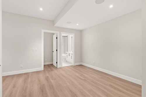 2528 7 Avenue Nw, Calgary, AB - Indoor Photo Showing Other Room
