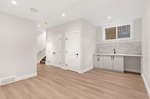 2528 7 Avenue Nw, Calgary, AB - Indoor Photo Showing Other Room