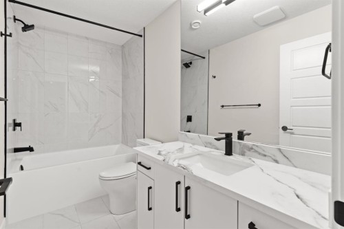 2528 7 Avenue Nw, Calgary, AB - Indoor Photo Showing Bathroom
