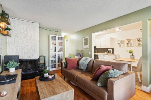 3-5315 53 Avenue Nw, Calgary, AB - Indoor Photo Showing Living Room