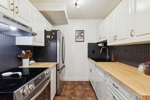 3-5315 53 Avenue Nw, Calgary, AB - Indoor Photo Showing Kitchen