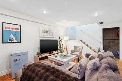3-5315 53 Avenue Nw, Calgary, AB - Indoor Photo Showing Living Room