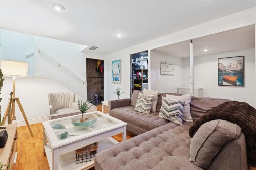 3-5315 53 Avenue Nw, Calgary, AB - Indoor Photo Showing Living Room